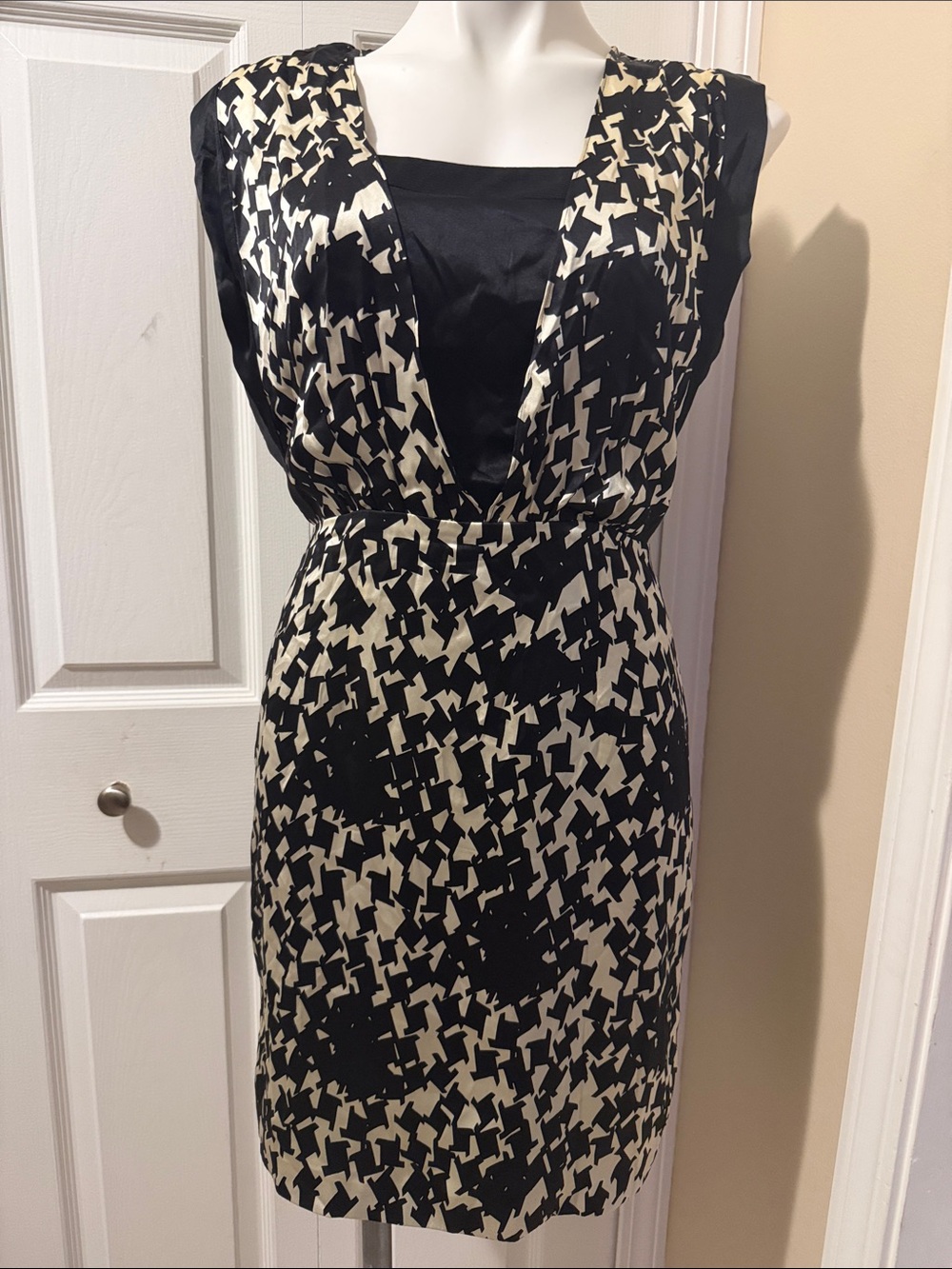 Reiss Black and Cream Silk Printed V-Neck Dress Size 6